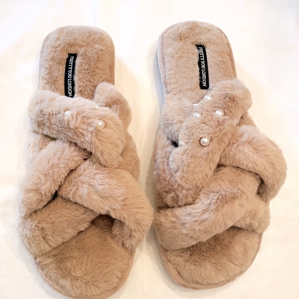 Pretty You London slippers NEW in bag. Size 7-8. Braided faux fur w/ pearls Tan